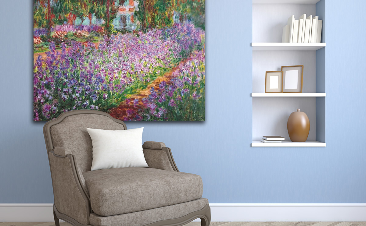Salón y pared azul con cuadro de Claude Monet.