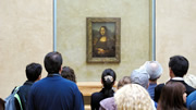 Espectadores mirando La Mona Lisa en el Louvre