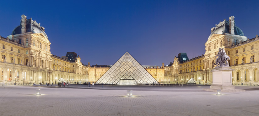 Exterior del Museo del Louvre con pirámide de cristal.