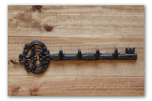 Colgador de llaves estilo hierro con óxido.